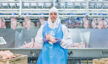 Micarna Mitarbeiter mit Poulet Micarna Mitarbeiter mit Poulet